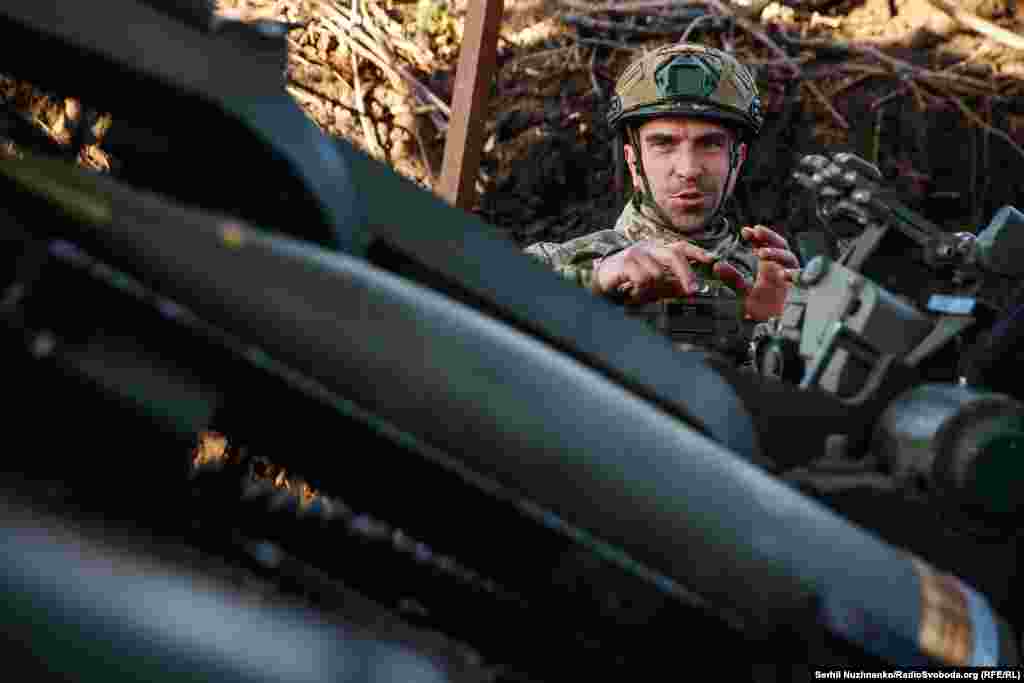 Зʼявилась хвилинка відпочинку. Дехто палить, п&#39;є каву, чи розповідає журналістам військові байки