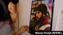 Юлія Романюк біля фотографії вірменина Сергія Нігояна