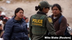 АКШ менен Мексиканын чек арасында турган мигранттар. 