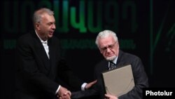 Հակոբ Ղազանչյանը «Արտավազդ» մրցանակը հանձնում է Մարտին Վարդազարյանին։