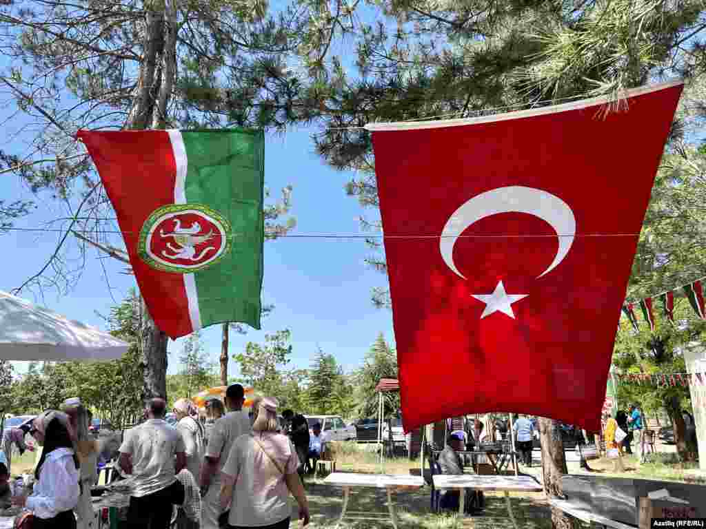 Сабантуй хөрмәтенә бар җирдә дә Татарстан белән Төркия байраклары эленгән&nbsp;