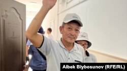 Эки айга камакка алынган Бакыт Балбаев менен Бактыбек Бекболотов.