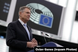 În pandemie, președintele Iohannis nu s-a adresat românilor decât legat de măsurilor luate de UE. Nu a făcut-o niciodată ca să explice poziția țării în privința războiului din Ucraina. Declarațiile sale sunt alături de demnitari străini sau câteva răspunsuri la întrebări.