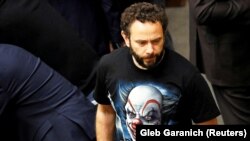 Раніше 2 грудня адвокати Олександра Дубінського заявили у його телеграм-каналі, що йому нібито завдали тілесних ушкоджень у слідчому ізоляторі