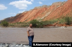 Профессор Саламат Аламанов Кытайдагы Манас дарыясынын жээгинде. 05.7.2012.