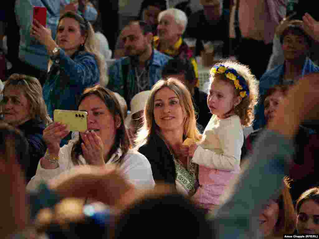 Люди на фото спостерігають за виставою на сцені. Як розповіла Марія Скиба, одного разу її колега, чешка Ленка Гесс Гарчіова, побачила, як українські діти поважають свій національний одяг, вирішила принести в клас свою чеську традиційну ляльку, яку їй подарували на перший день народження.&nbsp; &laquo;Так народилася ідея [фестивалю], необхідність показати один одному традиції наших різних країн&raquo;, &ndash; сказала Марія Радіо Свобода &nbsp;