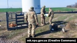 За даними поліції, демонтаж частини безпілотника ускладнювався тим, що вона застрягла у важкодоступному місці гвинта вітряка і на висоті 55 метрів