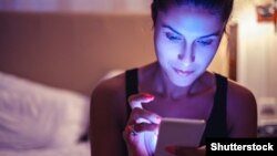 عمده دستگاه‌های الکترونیکی نور آبی بالایی دارند که باعث خیرگی بیشتر شده و اثر طولانی‌تری بر رفتار ساعت درونی بدن می‌گذارد.