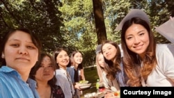 "Данакер" уюмунун мүчөлөрү.