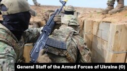 «Люди хочуть призватися і бути впевненими, що командири, які будуть ними керувати, дбатимуть про їх життя і здоров'я». На фото: українські військові на навчаннях у Великій Британії, березень 2023 року