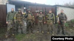 Володимир Коляда (крайній зліва) разом з побратимами з «Карпатської січі»