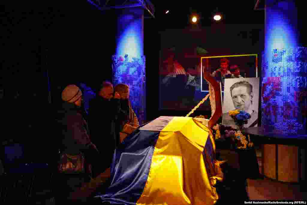 Лавреат ХХ премії &laquo;Київська пектораль&raquo; за найкраще виконання чоловічої ролі у спектаклі &laquo;На дні&raquo;