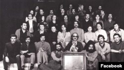 تعدادی از اعضای کارگاه نمایش در میانه دهۀ ۵۰ خورشیدی. عباس نعلبندیان در بالاترین ردیف نفر چهارم از راست دیده می‌شود. علیرضا مجلل نفر سوم از چپ در پایین‌ترین ردیف است.