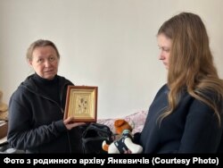 Мама і сестра загиблого воїна