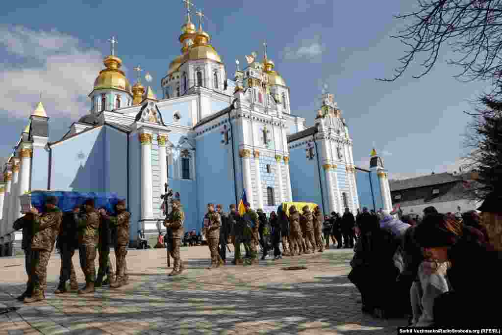 Під синім березневим небом несуть бойові побратими на плечах в останню путь своїх полеглих товаришів...