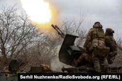 Бійці ЗСУ ведуть вогонь із зенітної гармати ЗУ-23-2 на лінії фронту поблизу Бахмуту у березні 2024 року