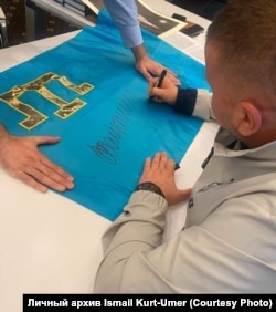 Valeriy Zalujnıy, Ukrayına Silâlı Quvetleriniñ Baş komandanı, qırımtatar bayrağını imzalay