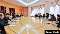 "Talyban" ýolbaşçylygyndaky owgan hökümetiniň wekiliýeti Türkmenistanyň daşary syýasat edarasynyň ýolbaşçylary bilen duşuşýar. Arhiw suraty.