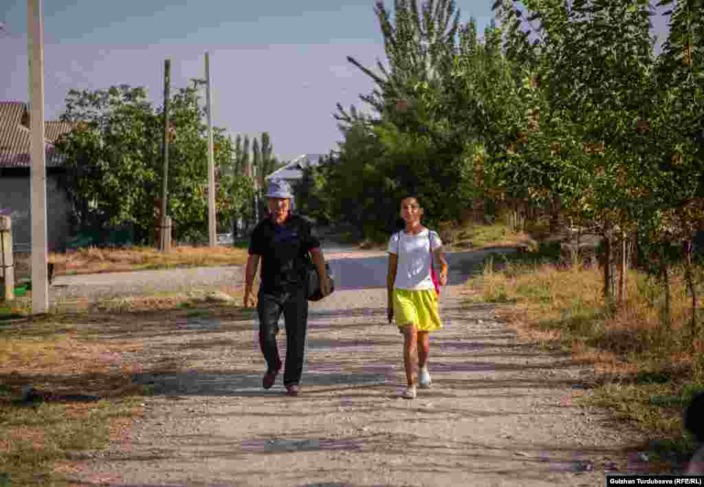 Асема атасы менен машыгууга баратат. Асеманын айылында жакында эле жаңы спорттук зал ачылган. Буга чейин Талант Саданов айылдагы балдарды тамеки кургатуу үчүн пайдаланган эски сарайда машыктырып, балдар күрөшкөндө жараат алып калбашы үчүн жерге чөп төшөп машыктырып жүргөнүн айтат.&nbsp; &quot;Айылда кайдагы мат.&nbsp; Маттын ордуна чөптү төшөп, үстүнө килем салып машыктырып жүрдүм. Азыр жаңы залда балдар жыргап машыгып жатат&quot;, - деди ал.&nbsp;