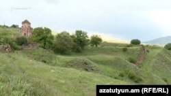 Ոսկեպարի Սուրբ Աստվածածին եկեղեցին, աջ անկյունում՝ սահմանային սյունը, մայիս, 2024թ.