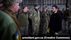 Володимир Зеленський спілкується з військовими на Бахмутському напрямку, фото 22 березня оприлюднила пресслужба президента