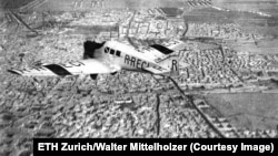 یک هواپیمای یونکرز بر فراز تهران که والتر میتلهولزر، هوانورد و عکاس سوئیسی، از آن عکسبرداری کرده است