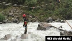 Куткаруучулар сегиз жаштагы кыздын сөөгүн суудан алып чыгууда