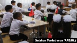 Кыргызстандагы мектептердин бири, иллюстрациялык сүрөт. 