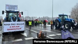 «Учасники блокади на території Польщі пропускають лише по кілька вантажних автомобілів на годину в обох напрямках», каже Андрій Демченко