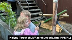 4-річна дівчинка з батьками під час ракетного обстрілу перебувала у підвалі. Її дім пошкодила російська ракета