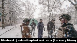 Волонтёр Микола Могилевский со своей командой и местными жителями во время эвакуации. Часов Яр, март 2023