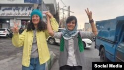 الهه محمدی و نیلوفر حامدی پس از آزادی از زندان. یک‌شنبه ۲۴ دی