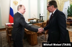 Встреча Владимира Путина и Петра Авена (тогда председателя совета директоров Альфа-банка) в Ново-Огарево, 2014 год