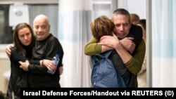 Барымтадан бошотулган Луис Хар жана Фернандо Симон Марман.