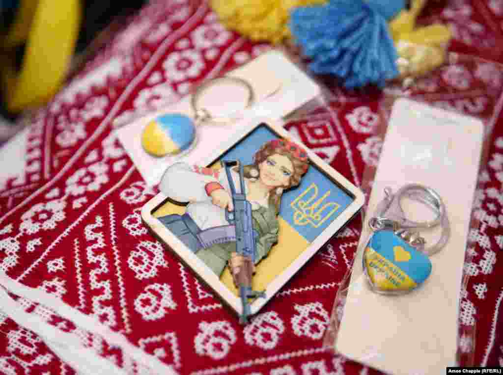 Магніт, який продавали на фестивалі в одному з кіосків із традиційним українським одягом та їжею. Марія Скиба, організаторка заходу, розповіла Радіо Свобода, що ідея фестивалю виникла невдовзі після повномасштабного вторгнення Росії у 2022 році. Тоді вона викладала чеську мову для українських дітей у Празі і придбала вишиванки, щоб роздати їх своїм учням