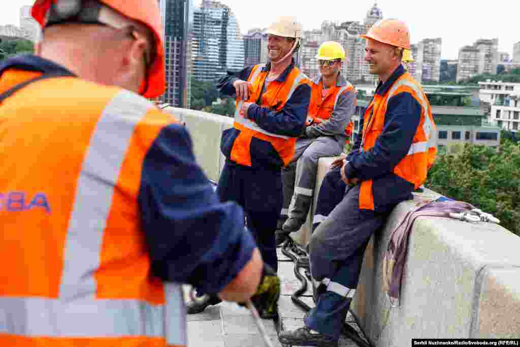 Монтажники-висотники, які демонтували перший елемент герба