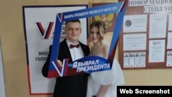 Молодята в окупованому Єнакієвому прийшли на виборчу дільницю. Кадр з місцевого ТГ-каналу