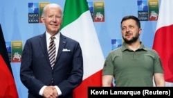 Президент України Володимир Зеленський (п) і його американський колега Джо Байден, Вільнюс, саміт НАТО, 12 липня 2023 року
