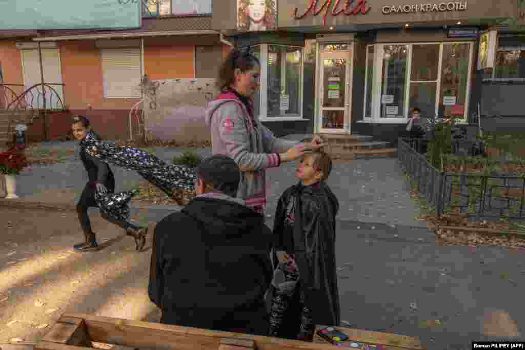 Марина допомагає своїй доньці Анні, 6 років, одягатися на Гелловін, а її чоловік Володимир спостерігає, як їхня донька Дарія бігає в чорній накидці, співаючи: &laquo;Я смерть, я ховаюся в тіні&raquo;. &laquo;Ми святкуємо Гелловін, щоб забути війну&raquo;, &ndash; сказав Володимир, усміхаючись сонячному світлу &nbsp;