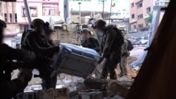  سربازان اسرائیلی درحال انتقال اقلام دارویی و غذای بچه به بیمارستان الشفاء غزه 