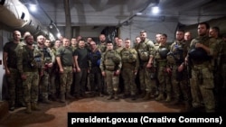 Президент України Володимир Зеленський під час поїздки на Донеччину зустрівся з військовослужбовцями низки підрозділів Сил оборони України, 14 серпня 2023 року