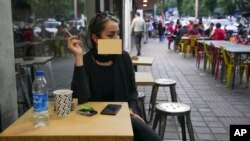 یک کافه در یک مرکز تجاری در تهران، اردیبهشت ۱۴۰۲، اصل عکس از آسوشیتدپرس