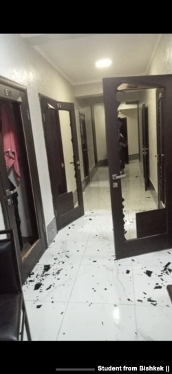 Последствия минувшей ночи в одном из VIP-хостелов, где проживают студенты-медики. Бишкек, 18 мая 2024 г.