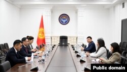 Садыр Жапаровдун басма сөз катчысы Аскат Алагөзов жана “Эркин Европа/Азаттык радиосунун” жетекчилери. 