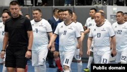 Камчыбек Ташиев менен Садыр Жапаров “Мурас” футболдук мелдешинде. Архив.