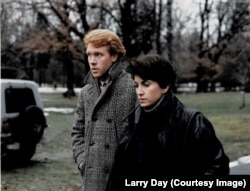 مری آپیک و پیتر اسپراگ در نمایی از فیلم «سرحد«