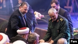 صالح العاروری (چپ) و قاسم سلیمانی در یک مراسم مربوط به سپاه در تهران، بهمن ۱۳۹۶