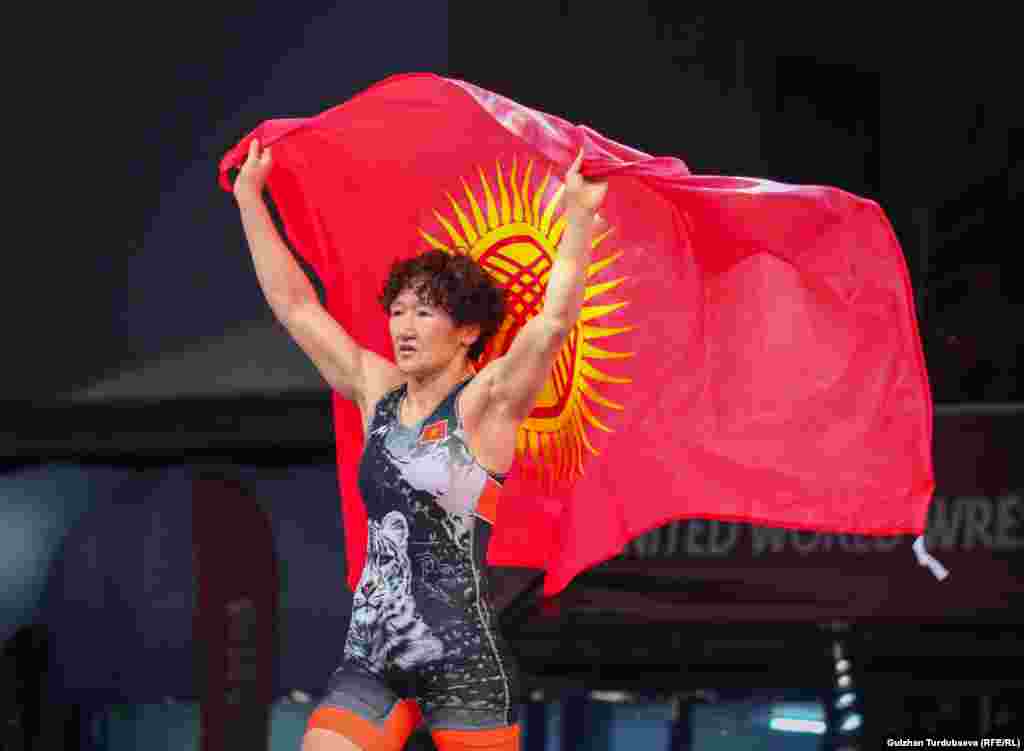 Айсулуу Тыныбекова 30 жашта. Ал 2013-жылдан баштап (2018-жылды кошпогондо) Азия чемпионатына 11 жолу катышып, баарында тең байге алган. Азия чемпионаттарынан 6 алтын, үч күмүш, эки коло байге уткан.