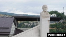 Ալեքսանդր Մյասնիկյանի արձանը Ստեփանակերտի Մարտունի փողոցում, արխիվային լուսանկարը՝ Monument watch անկախ խմբի