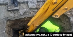 Розкопки у місці, яке за часів СРСР називалося «братська могила підпільників-партизанів та радянських воїнів». Виноградів. Закарпаття. 25 листопада 2023 року